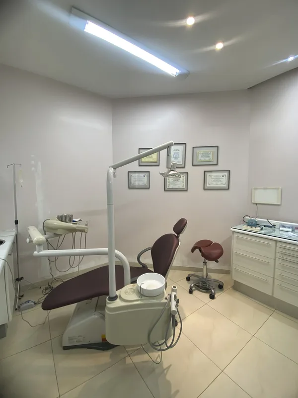 Consultório com cadeira odontológica vinho