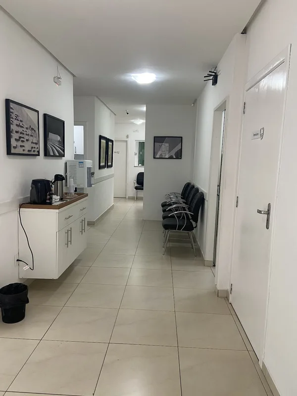 Corredor da clínica com sala de espera